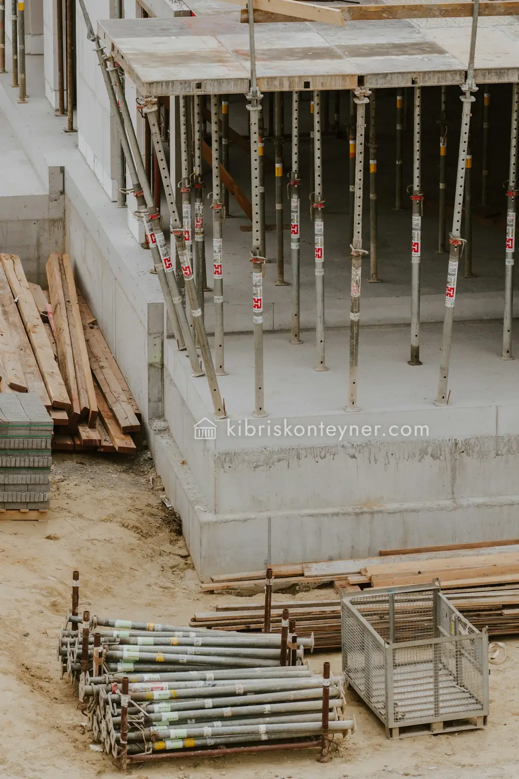Kalıbı alınmış beton temel ve su basman duvarı